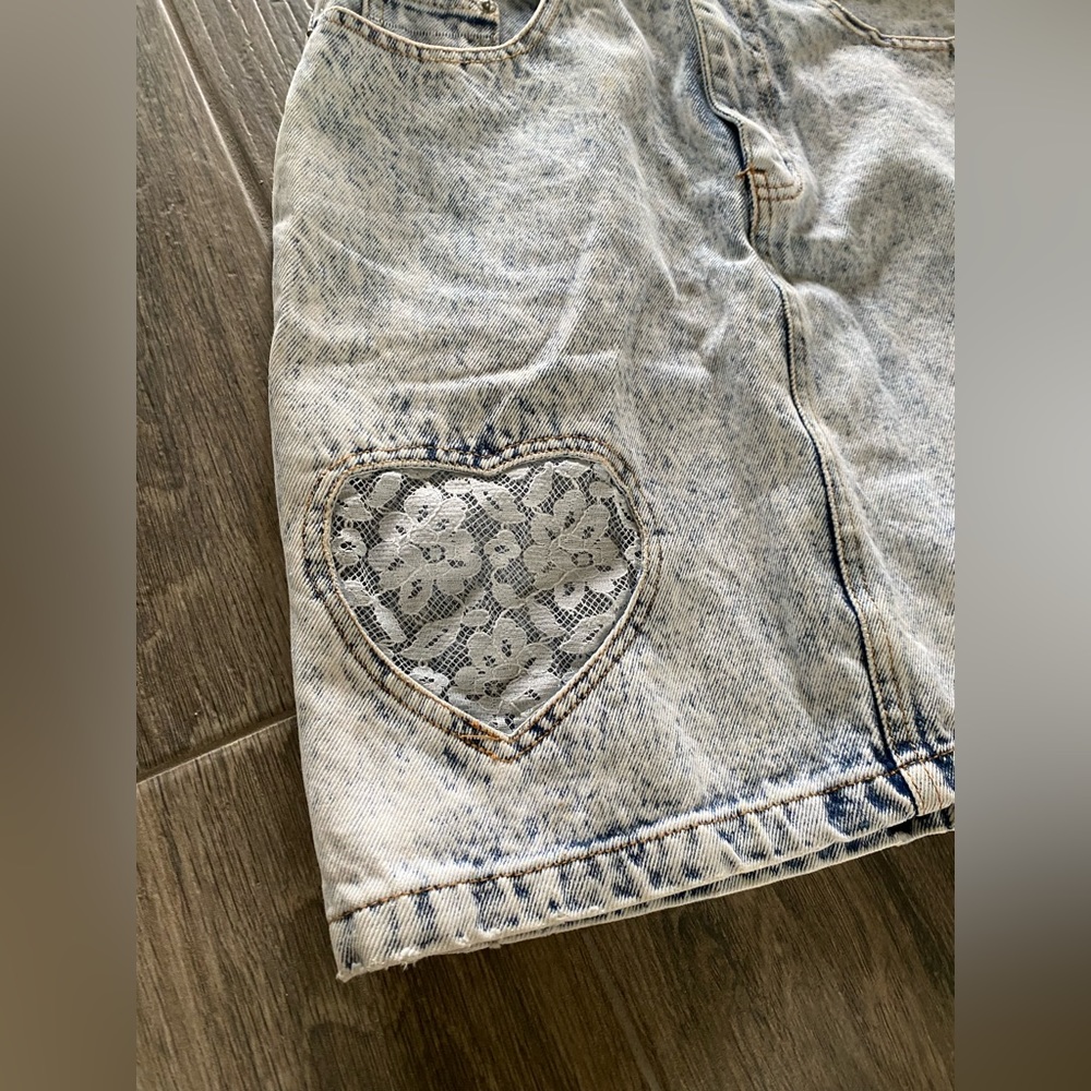 Vintage Jordache White Wash Denim Skirt with Lace Heart! 7/8 💙 - Picture 2 of 8